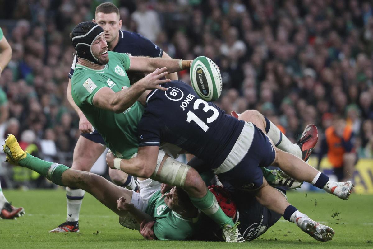 Caelan Doris carga ante la defensa de Escocia en el 6 naciones de rugby