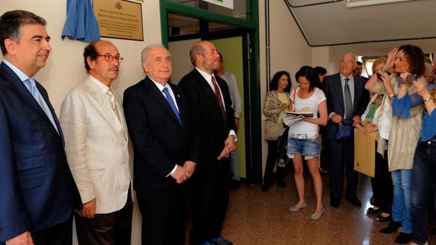 Ramón Sobrino, Emilio Casares, Vicente Gotor y Ángel Medina, tras descubrir la placa en Musicología.