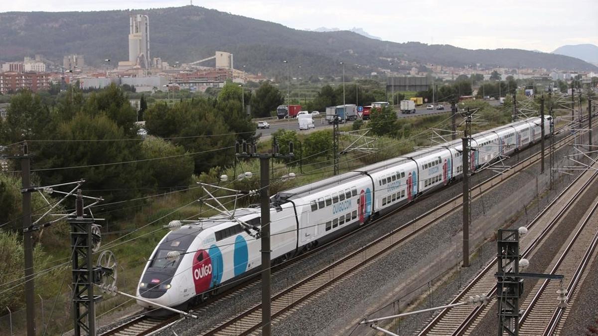 BARCELONA 10 05 2021  Economia   Comienza la liberacion de la alta velocidad entre Barcelona y Madrid con Ouigo En la foto el tren que llega a las 12h45  desde Madrid a su paso por Sant Vicens dels Horts  FOTO de RICARD CUGAT