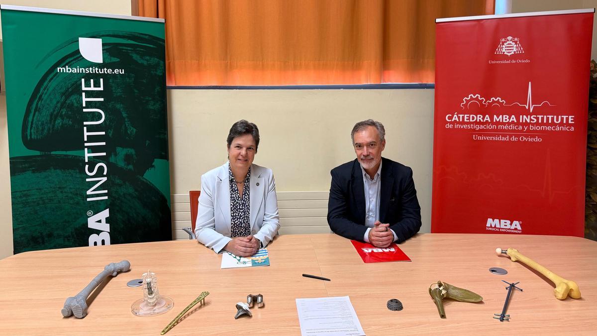 una fotografía de Susana Luque, vicerrectora de Transferencia y Relaciones con la Empresa de la Universidad de Oviedo, y Carlos Pinto, director general de MBA.