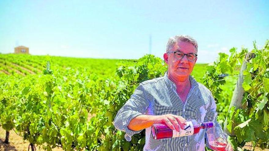 El presidente de la DOP muestra uno de sus vinos rosados en el viñedo de Bodegas Otero. |  CEDIDA