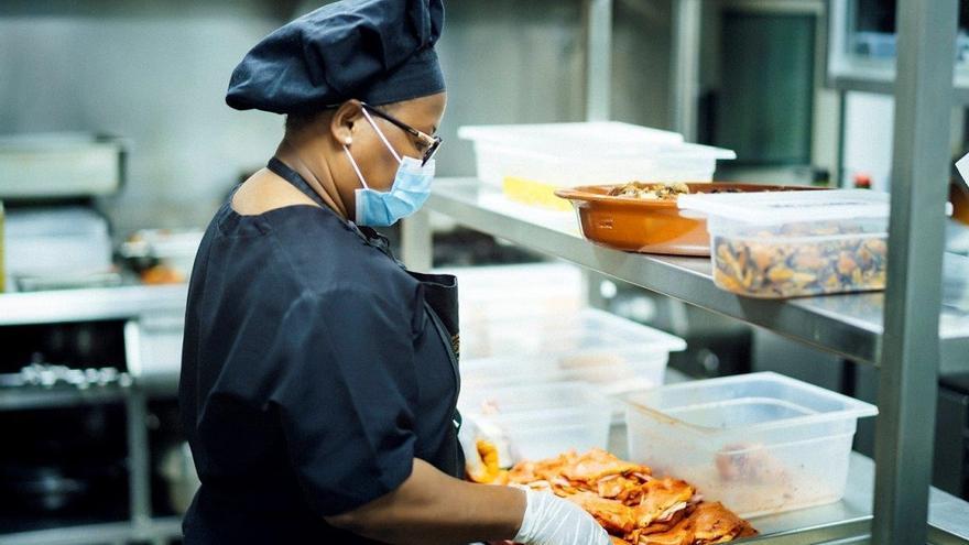 Una mujer trabaja en un restaurante.