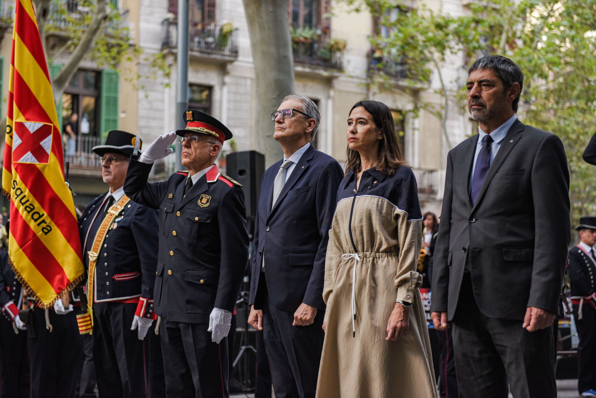 La consellera de Interior de la Generalitat Núria Parlon (c) y el director general de Mossos, Josep Lluís Trapero (1d), llegan a la ofrenda floral al monumento de Rafael Casanova, con motivo de la Diada, en la Ronda de Sant Pere-Alí Bei, a 11 de septiembre de 2025, en Barcelona, Catalunya (España). La jornada de la Diada en Cataluña comienza con la ofrenda floral a Rafael Casanova, a la que se espera una comitiva de todas las instituciones y partidos, salvo PP y Vox. La organización institucional recae por primera vez íntegramente en el Govern del PSC. 11 SEPTIEMBRE 2025;DIADA;RAFAEL CASANOVA; Alberto Paredes / Europa Press 11/09/2025. JOSEP LLUÍS TRAPERO;NÚRIA  PARLON;Alberto Paredes;