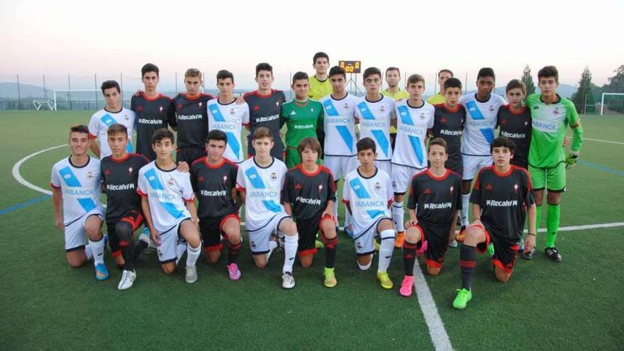 Los cadetes de Celta y Deportivo posan juntos en A Madroa. // FDV