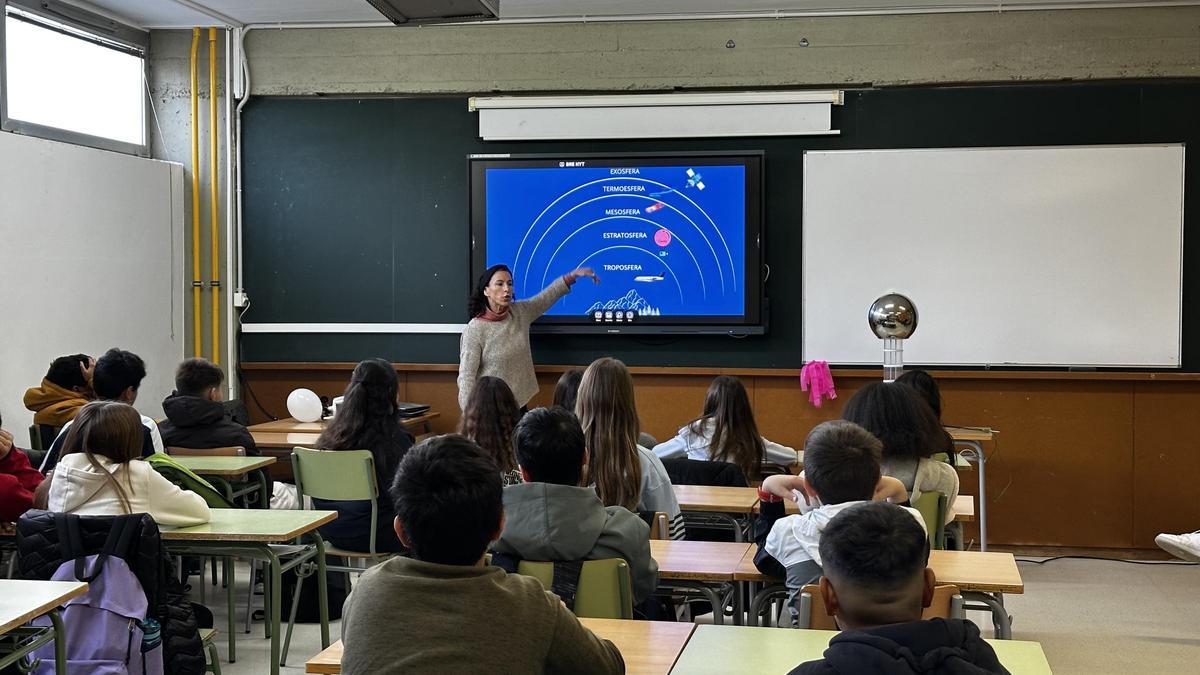 Los escolares siguen con atención las explicaciones sobre meteorología