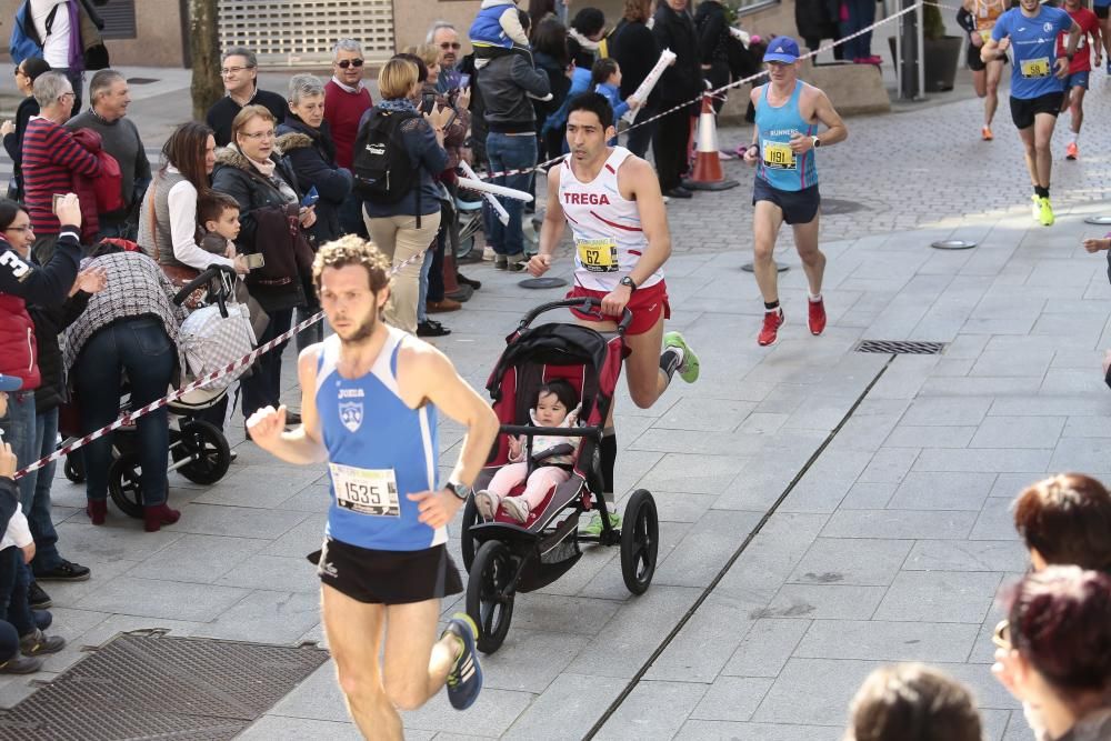 Más de dos mil deportistas corrieron esta mañana en la prueba que discurría por el centro de la ciudad del Louro