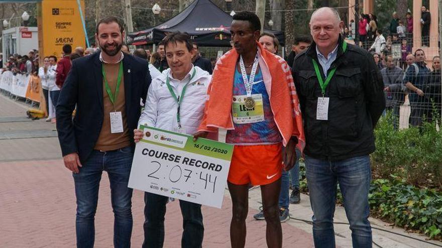 El etíope Lemi Dumecha tritura el récord de la Marató BP Castelló