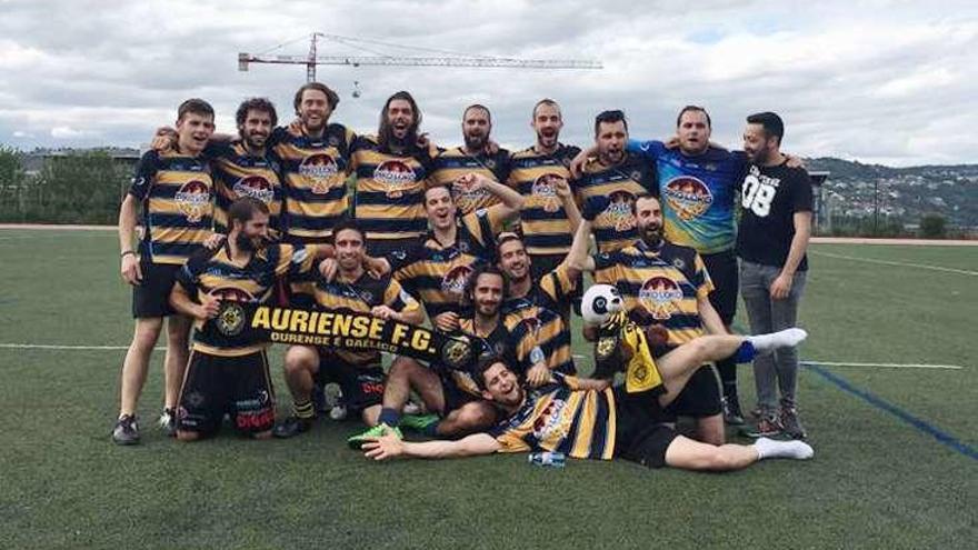 Los jugadores del Auriense celebran el ascenso. // FdV