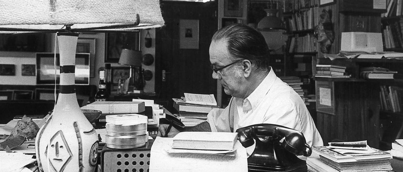 El escritor Camilo José Cela en su despacho de Palma