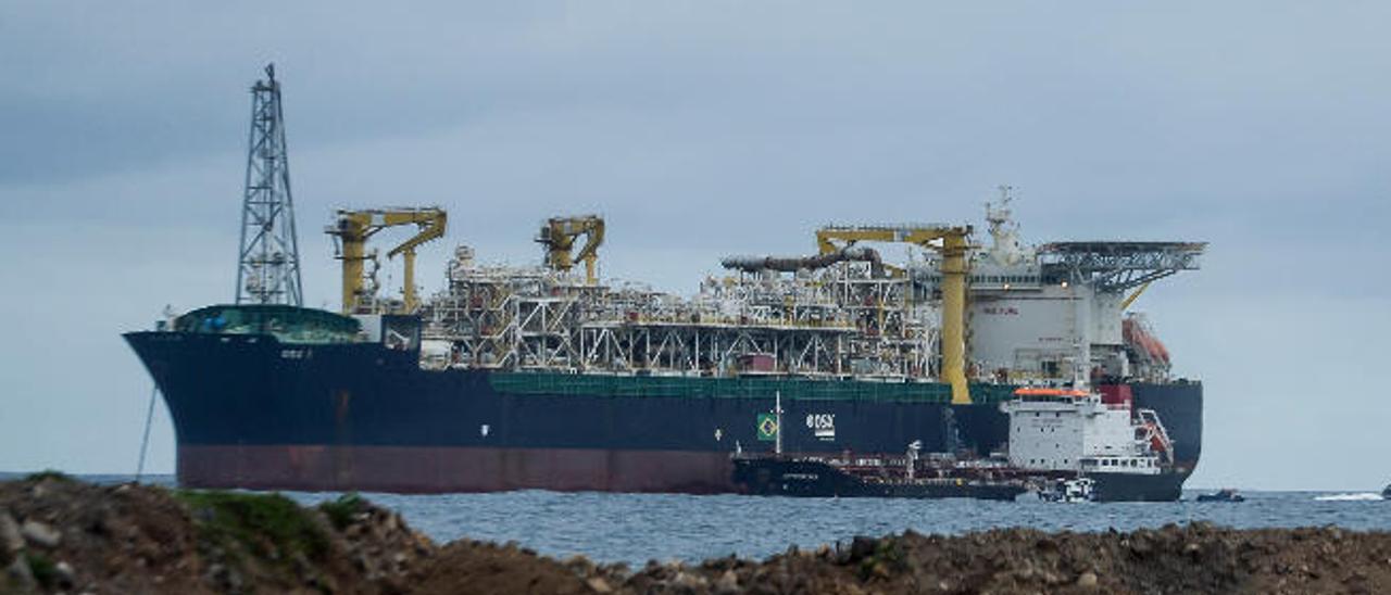 El barco destinado a la extracción de petróleo OSX-1, perteneciente al grupo EBX, fondeó ayer en la bahía de la capital grancanaria para proceder a tareas de avituallamiento