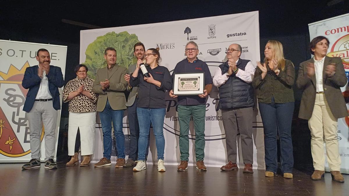 Román Gutiérrez, en el centro, con el diploma acreditativo como ganador del concuso, junto a miembros de la organización y responsables políticos
