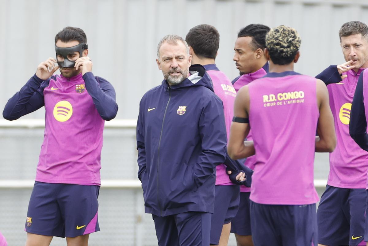 Flick en el entrenamiento matutino junto a Eric García con máscara