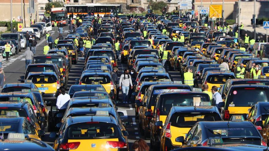 La concentració de taxistes a l&#039;avinguda Maria Cristina prèvia a la marxa lenta per Barcelona