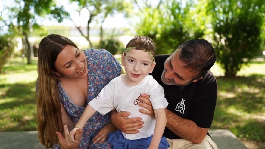 Álvaro, el único niño sevillano con la enfermedad ultrarrara SPATA5: "Tuve que hacer un duelo de la maternidad que imaginé"