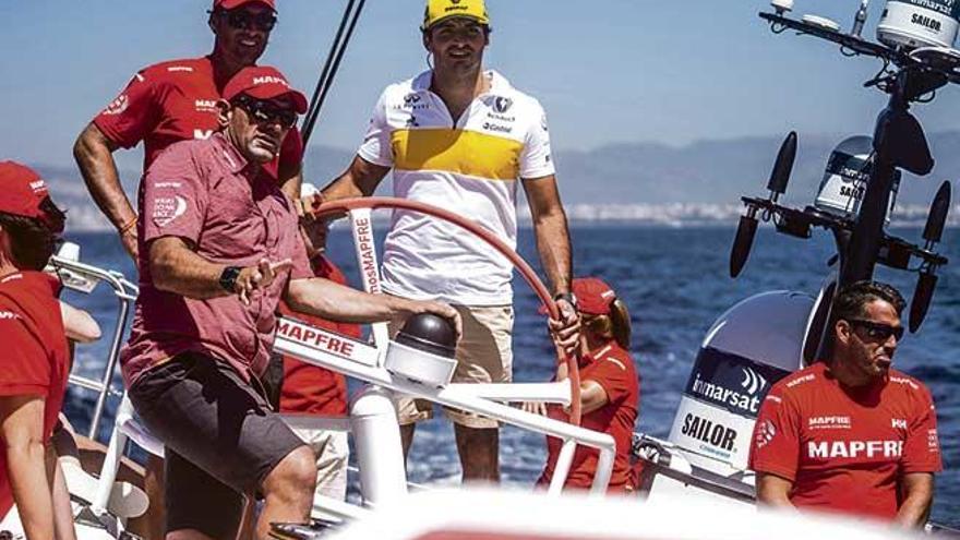 El piloto de Fórmula Uno madrileño Carlos Sainz navegando a bordo del ´Mapfre´.