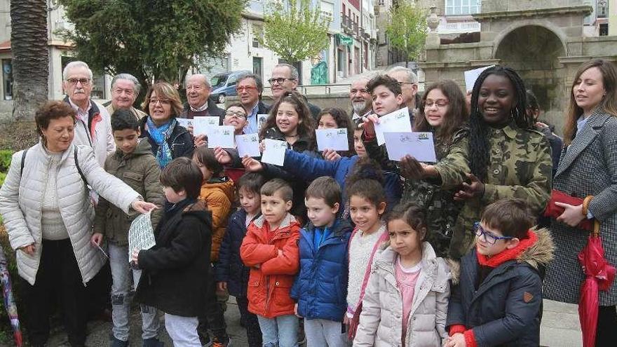 Escolares, numismáticos y el propio alcalde, en As Burgas presentando el sello. // Iñaki Osorio