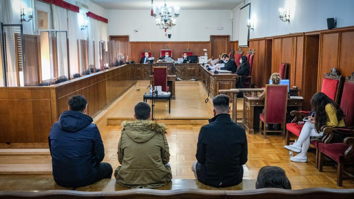 Los acusados durante la celebración del juicio por agresión sexual en la Audiencia Provincial de Badajoz.