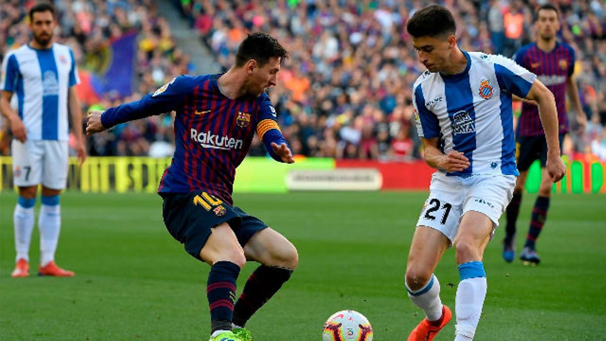 Marc Roca todavía busca el balón después de este regate de Messi