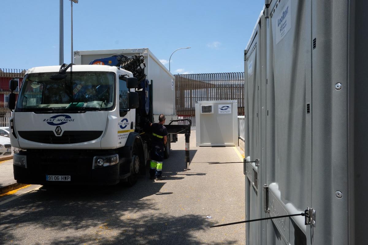 Instalan casetas prefabricadas en la puerta del parque de bomberos para instalar a los okupas de la cárcel