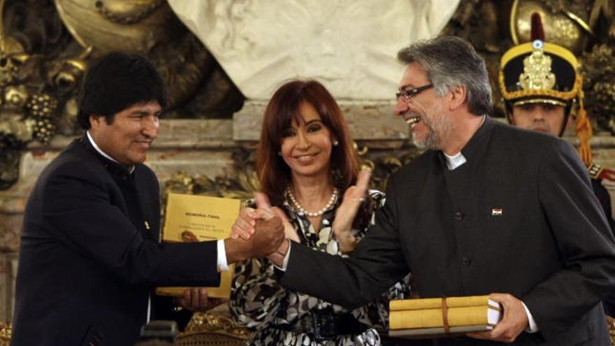 Los presidentes de Bolivia, Evo Morale, y de Paraguay, Fernando Lugo, se saludan en presencia de la presidenta de Argentina