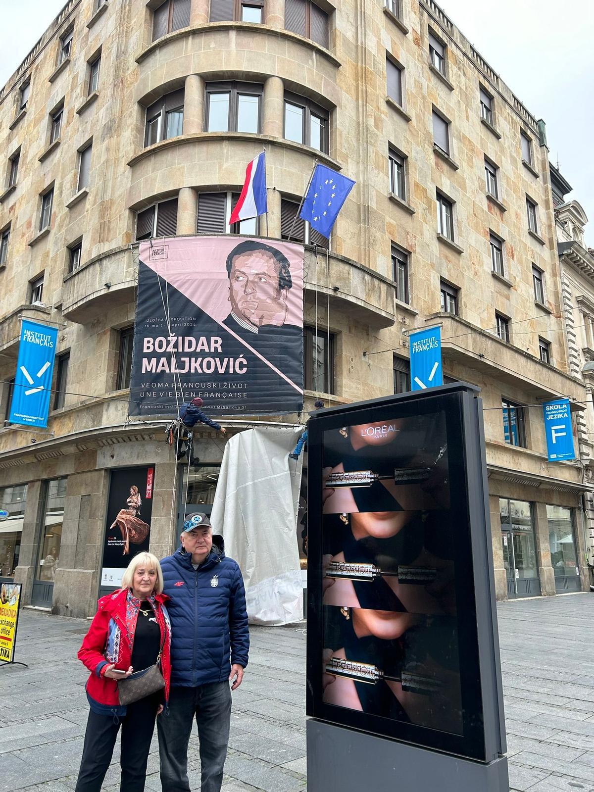 Maljkovic y su esposa, delante del Instituto Francés de Belgrado, sede de la exposición