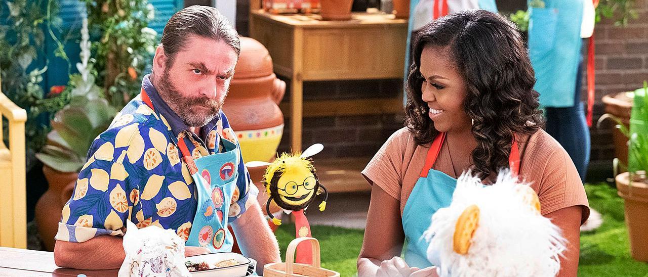 Zach Galifianakis y Michelle Obama, en  ‘Gofre+Mochi’.  | (L) NETFLIX / ADAM ROSE