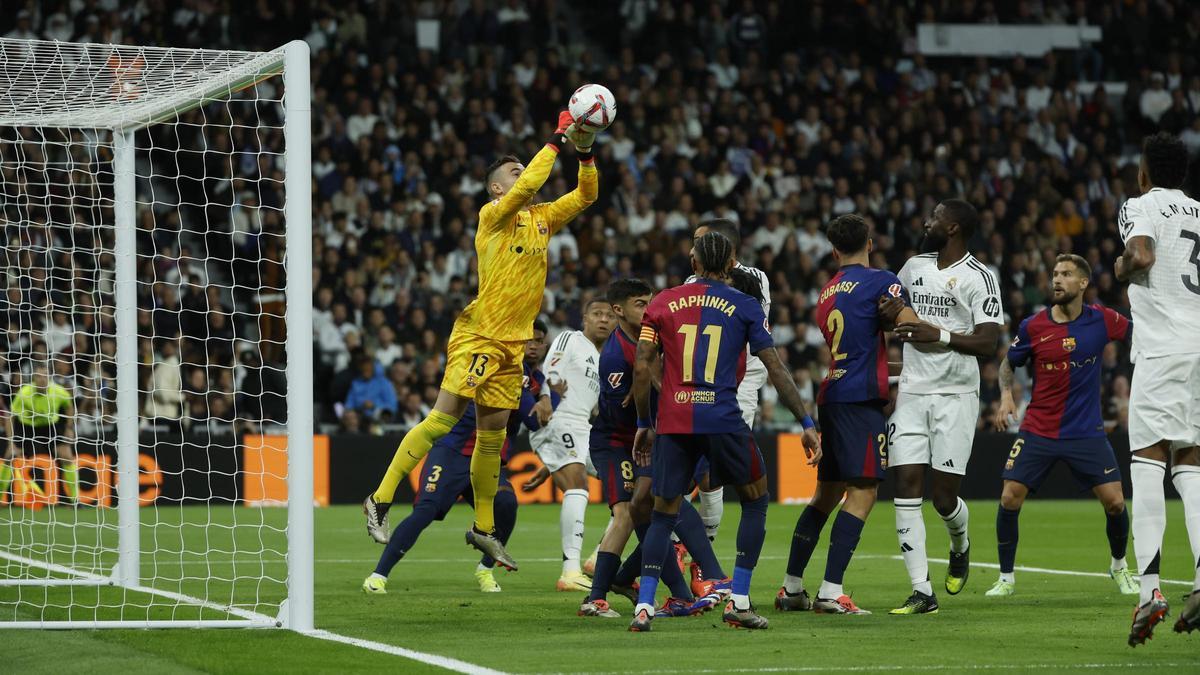 Iñaki Peña atrapa un balón a la salida de un córner del Madrid en el clásico del Bernabéu.