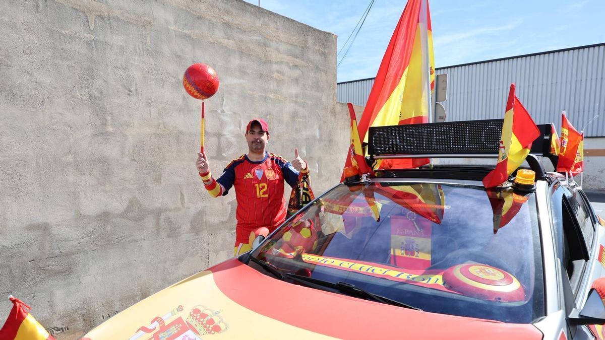 Vídeo | Así es el coche del fiel seguidor de la Roja que desata la fiebre por España en Vila-real