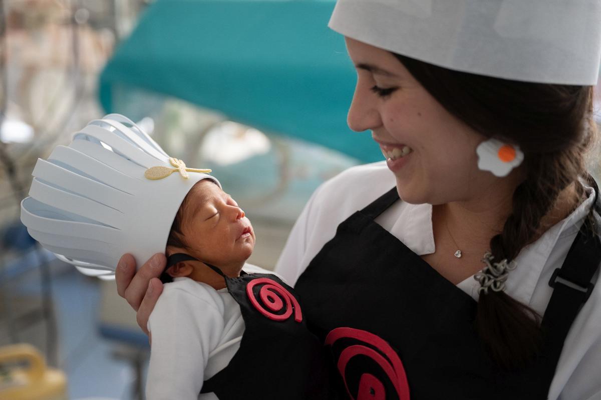 Los bebés ingresados en la UCI neonatal del Clínic se convierten en pequeños cocineros por Carnaval