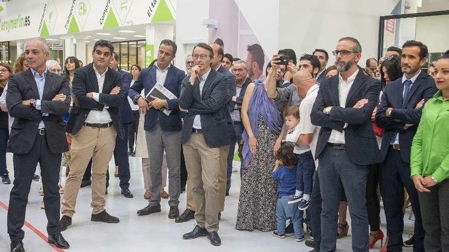 Directivos y trabajadores, ayer en la visita al centro. // Carlos Peteiro