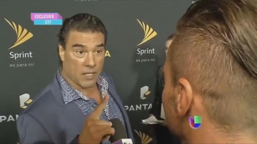 El actor mexicano Eduardo Yáñez agrede a un reportero en directo