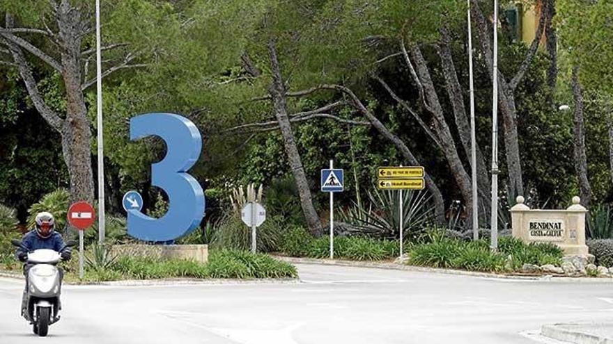 Uno de los números que jalonan las rotondas del Passeig Calvià.