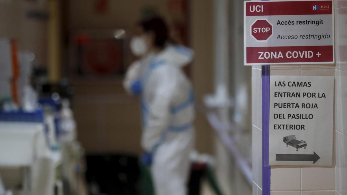 Un sanitario preparándose para entrar en una zona covid durante la pandemia.