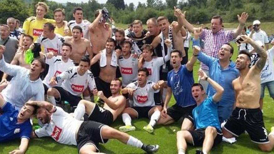 La plantilla del Ontinyent celebró el sufrido ascenso en Vitoria antes de viajar hacia la capital de la Vall d&#039;Albaida.