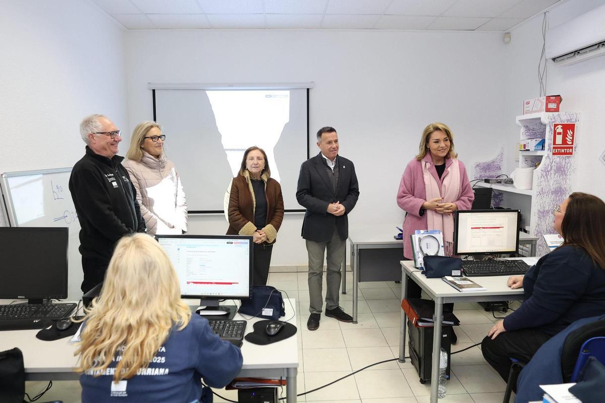 Otra foto de la visita al taller de empleo.