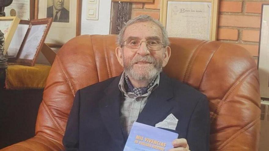 Emilio Serrano, con su nuevo libro, en su casa de Collera.