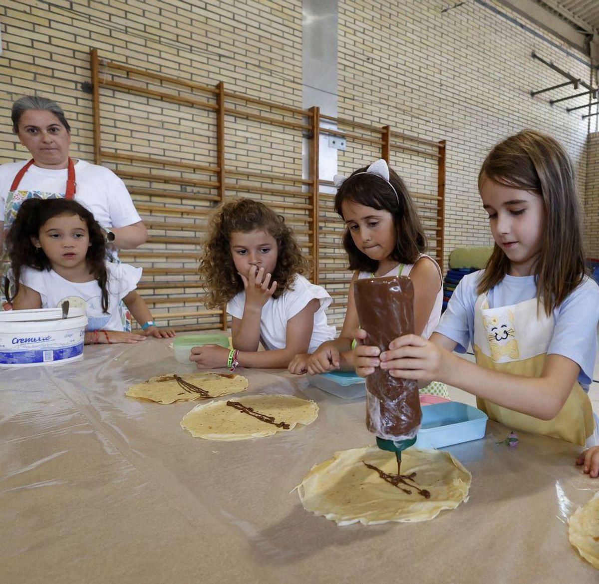 Un grupo de alumnas a cargo del chocolate. | Gustavo Santos
