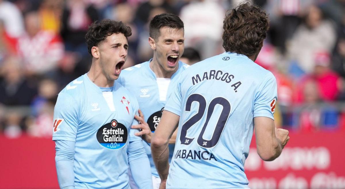 Moriba festeja un triunfo con los aficionados. | Marta G. Brea
Pablo Durán y Alfon celebran un gol con Marcos. | LOF