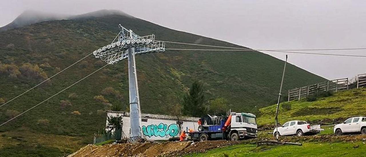 La instalación del cable del telecabina de Pajares.