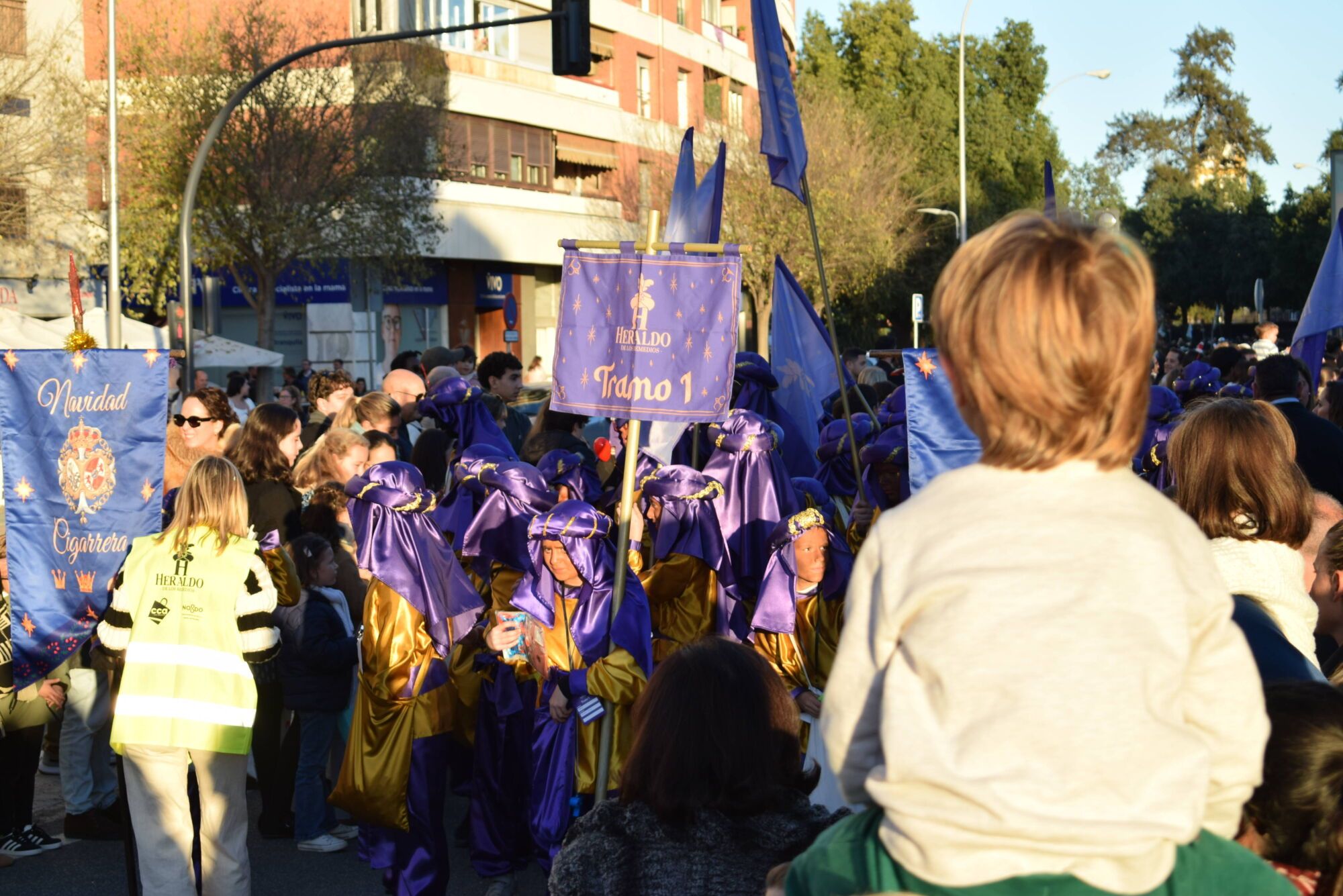 El Heraldo Real recorre las calles del barrio sevillano de Los Remedios recogiendo las cartas de los pequeños el 26 de diciembre de 2024