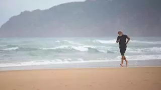 Ni pasear ni nadar: si tienes más de 60 años este es el mejor ejercicio que puedes hacer en la playa