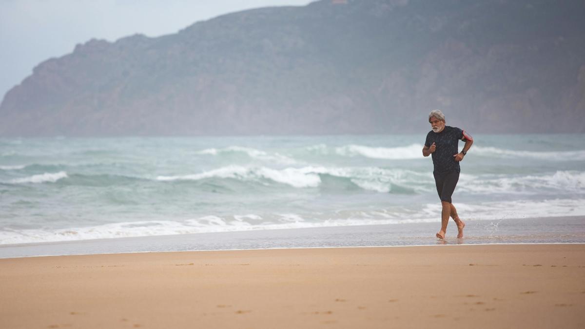 Hombre haciendo ejercicio en la playa