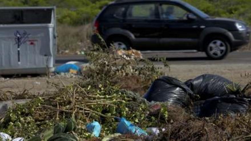 Residuos urbanos, restos vegetales y todo tipo enseres se acumulan en una parcela del camino del Pedregar en Torrellano Bajo.