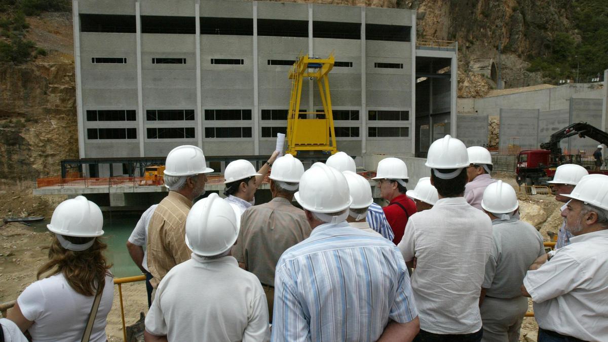 Regantes y alcaldes del Vinalopó en la toma de Cortes de Pallás en 2005, que garantizaba agua potable