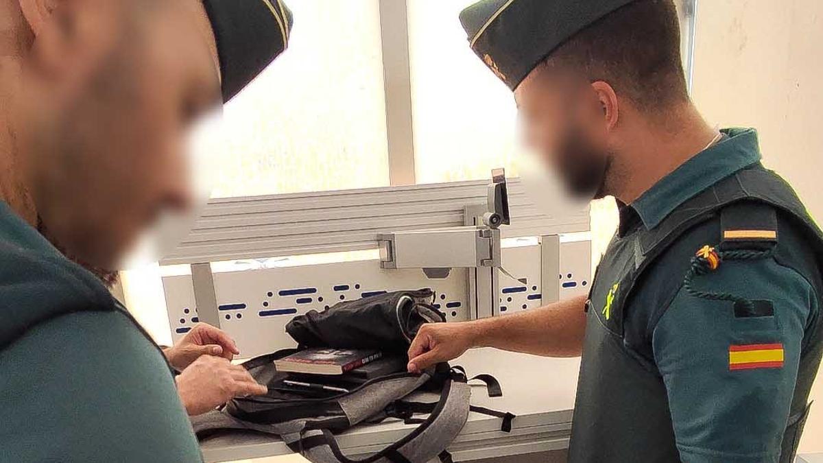 Die Guardia Civil durchsuchte auch die Tasche des Mannes.