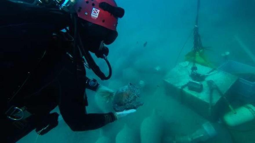 Momento en el que se encuentra la vasija con la llave adherida en la campaña de excavaciones de 2017