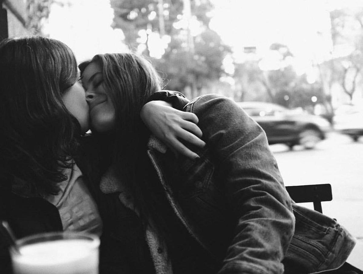 El beso de cine de Anna Castillo y su novia