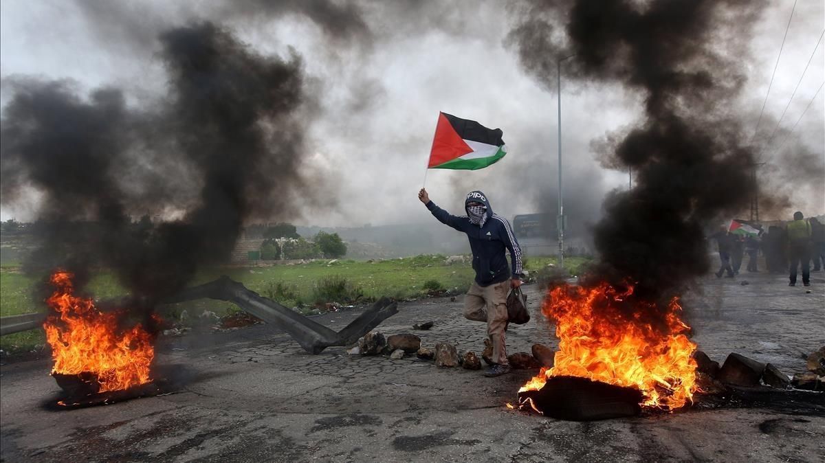 fsendra42721017 ram01 ramala cisjordania 30 03 2018 un palestino se pr180330175842 fsendra42721017 ram01 ramala cisjordania 30 03 2018 un palestino se pr180330175842