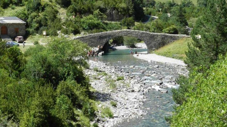 Rescatada una pareja tras pasar la noche en un barranco pirenaico