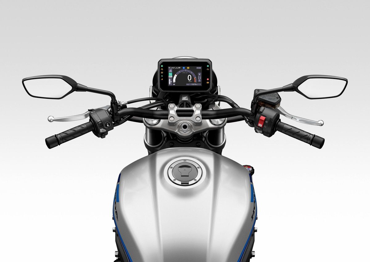 Bajo el depósito, esta naked esconde un alma bien conocida: el motor derivado de la CB1000 Hornet